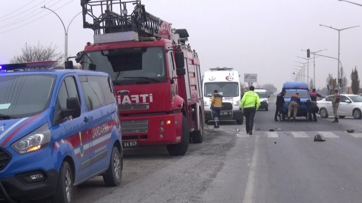 Kırmızı Işıkta Durmayan Tır Askeri Araca Çarptı: 3 Yaralı