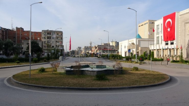 Osmaniye’de Cadde Ve Meydanlar Boşaldı, Kent Sessizliğe Büründü