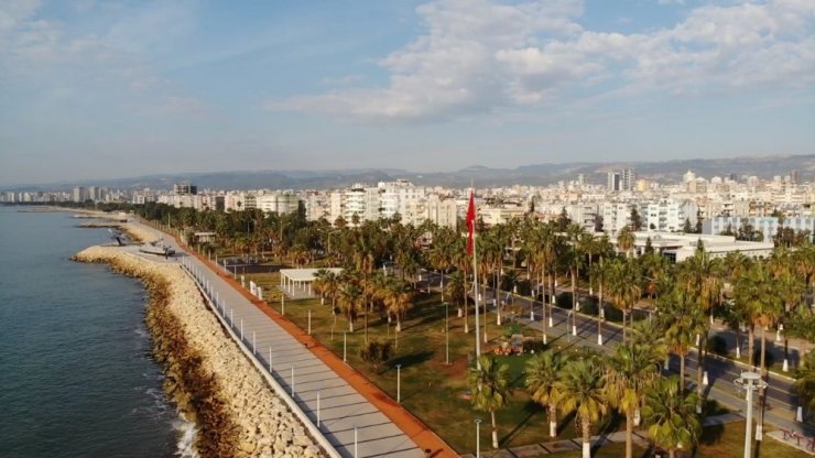 Mersin’de Cadde Ve Sokaklar Boşaldı