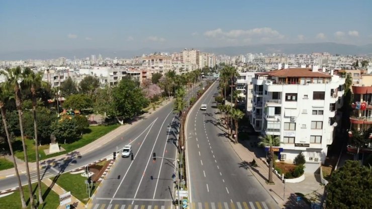 Mersin’de Cadde Ve Sokaklar Boşaldı