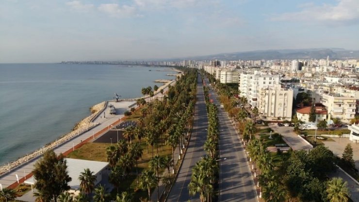 Mersin’de Cadde Ve Sokaklar Boşaldı