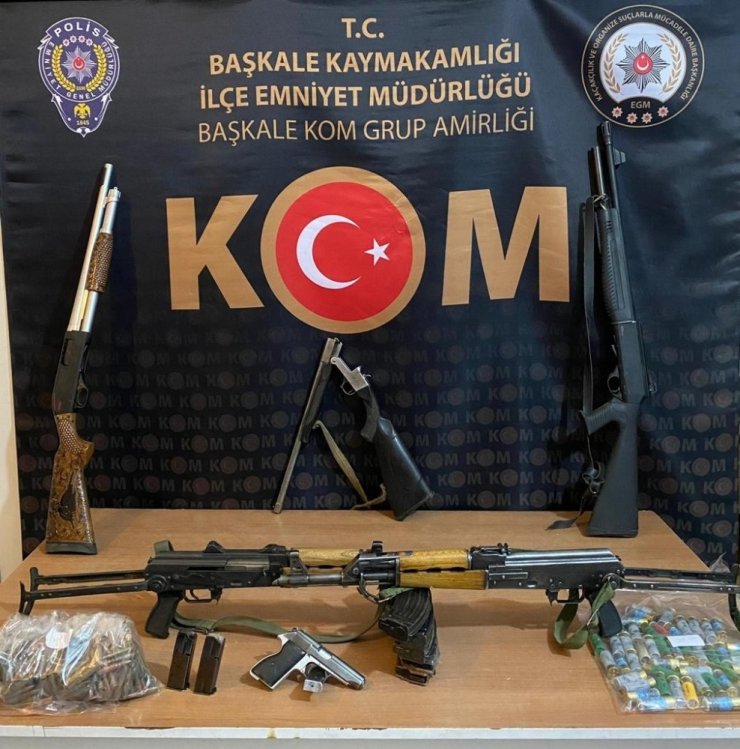 Başkale’de 47 Kilo 944 Gram Afyon Sakızı İle 2 Adet Ak-47 Kalaşnikof Marka Silah Ele Geçirildi