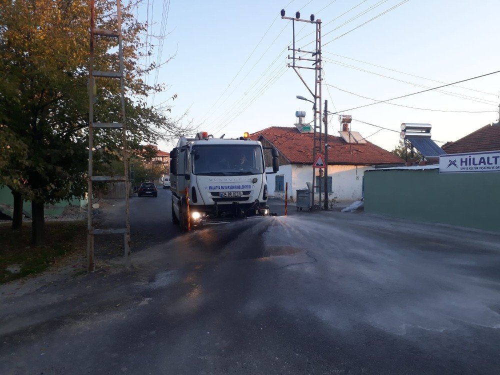 Malatya’da Cadde Ve Sokaklar İlaçlı Sularla Yıkanıyor