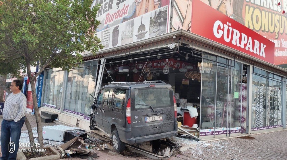 Kontrolden Çıkan Araç İş Yerine Girdi