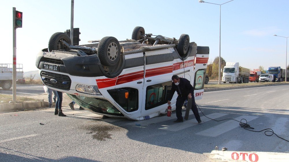 Elazığ’da Hasta Taşıyan Ambulans, Hafif Ticari Araçla Çarpıştı: 4 Yaralı