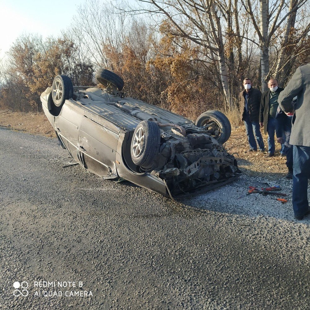 Bölünmüş Yolda Karşı Şeride Geçen Otomobil Takla Attı: 3 Yaralı