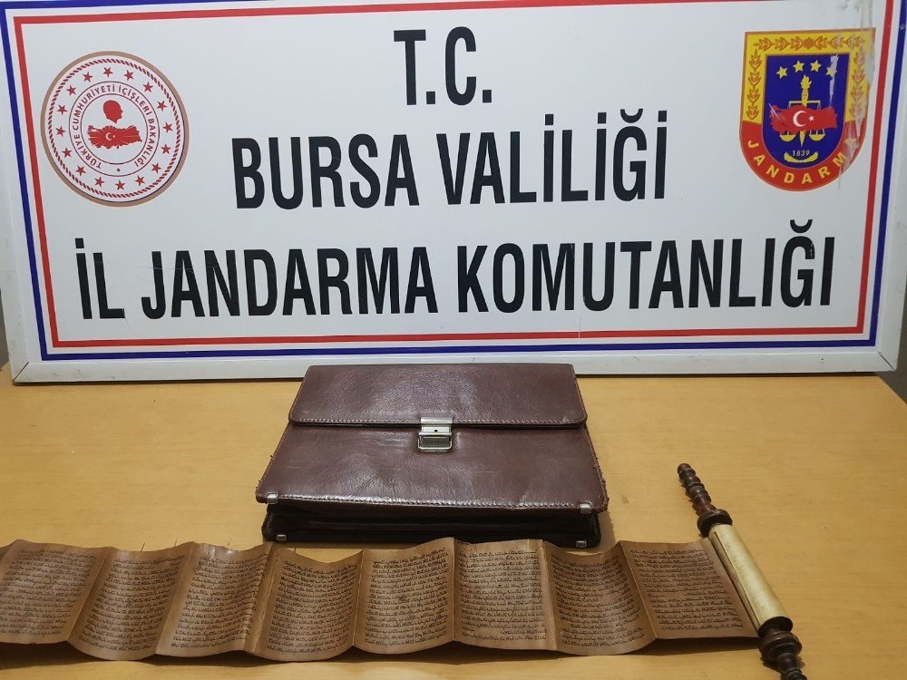 Bursa’da Tarihi Eser Kitabı Jandarmaya Satarken Suçüstü Yakalandılar