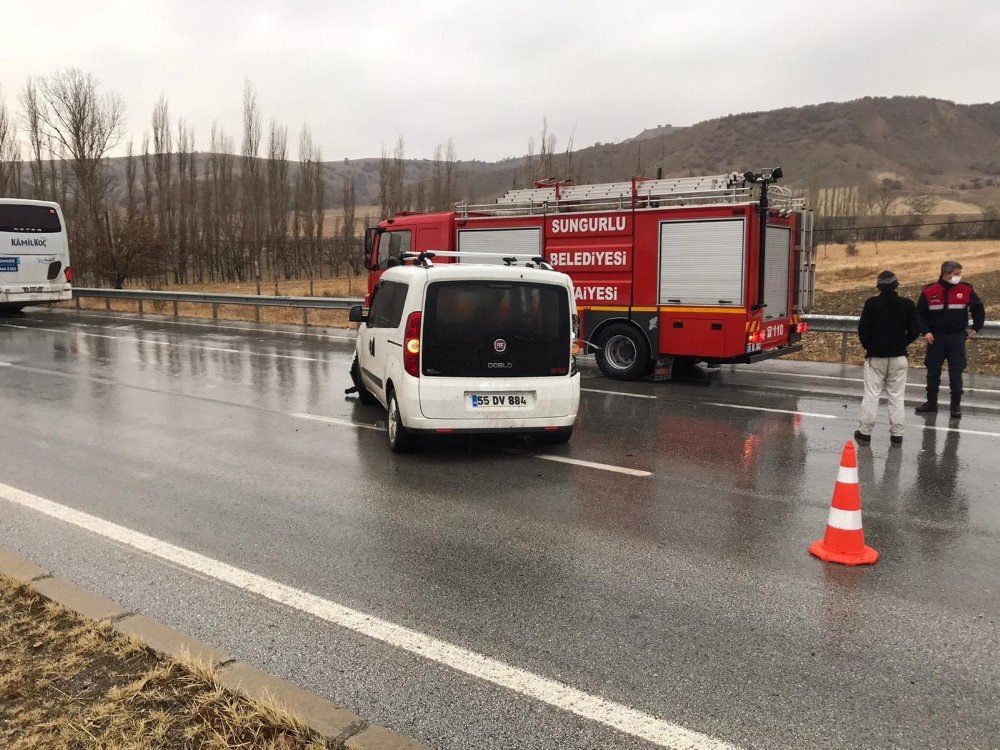 Kayganlaşan Yolda Hafif Ticari Araç Takla Attı: 1 Yaralı