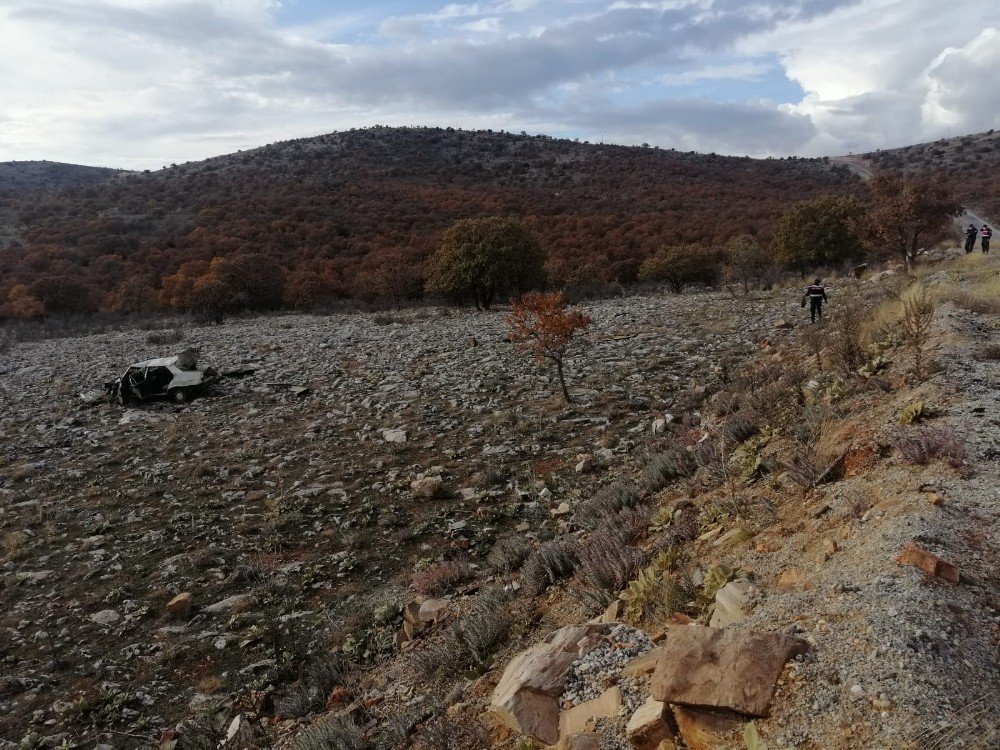 Takla Atarak Tarlaya Uçan Otomobilden Sağ Kurtuldu