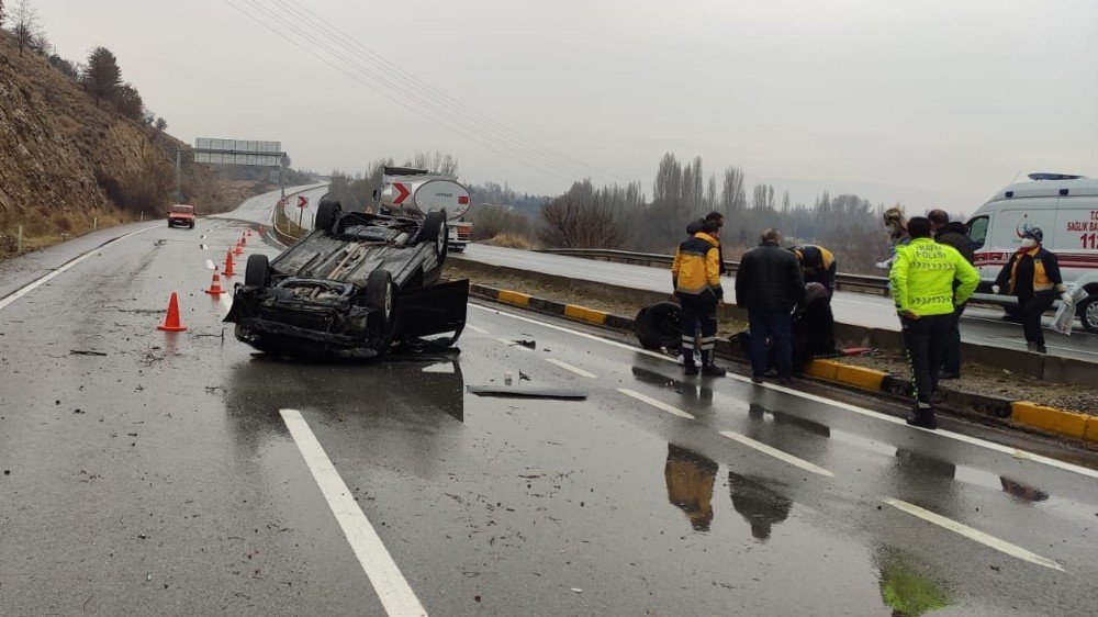 Kayganlaşan Yolda Otomobil Takla Attı, Bir Aile Ölümden Döndü