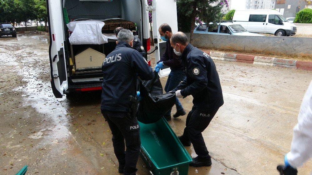 Birlikte Yaşadığı İddia Edilen Kadını Öldürdü, 2 Gün Cesedi Başında Bekledi