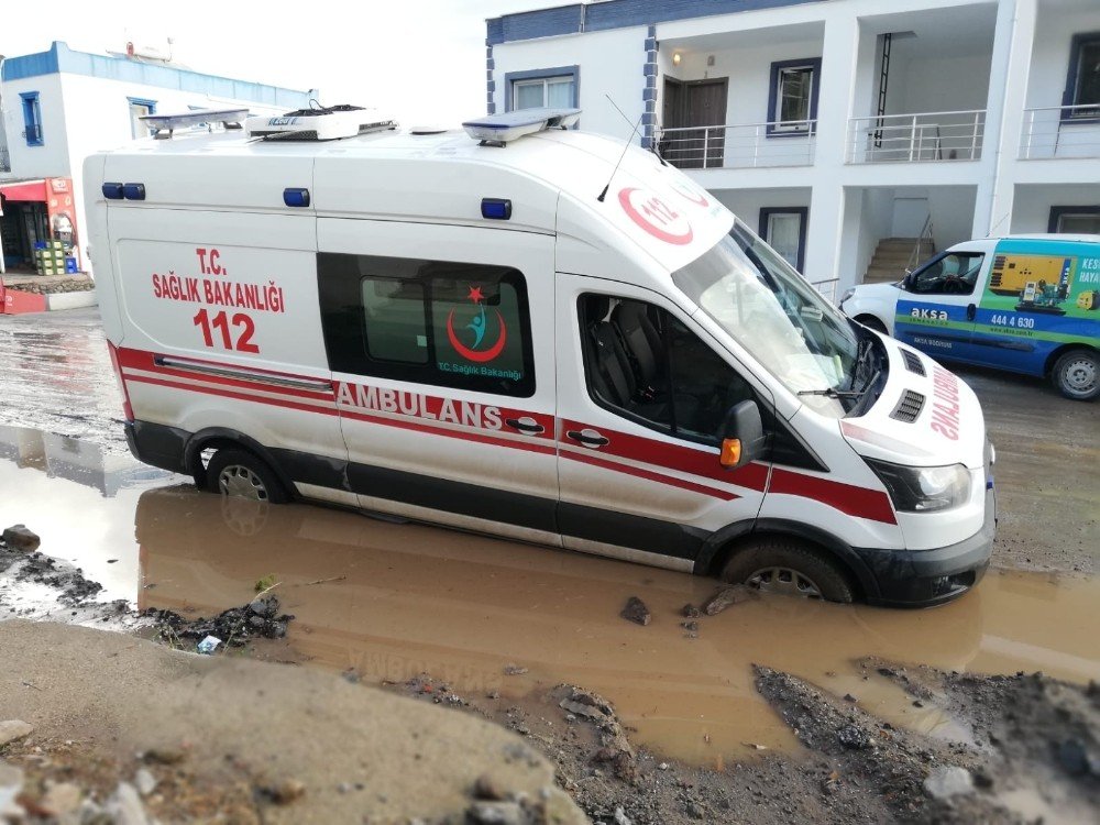 Vakaya Giden Ambulans Çamura Saplandı