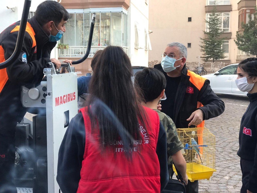 Canından Önce Muhabbet Kuşunu Düşündü