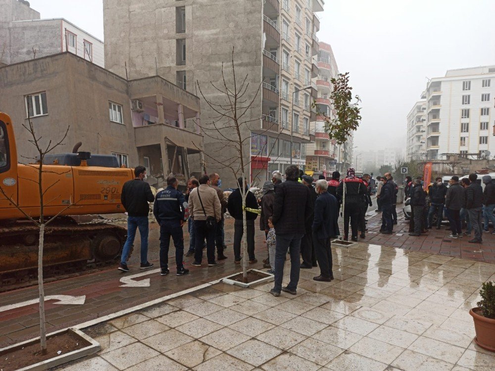 Evlerinin Yıkılışını Gözyaşları İçinde İzlediler