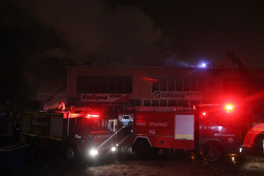 Sivas’ta Sanayi Sitesinde Korkutan Yangın, 4 İş Yerinin Çatısı Kullanılmaz Hale Geldi