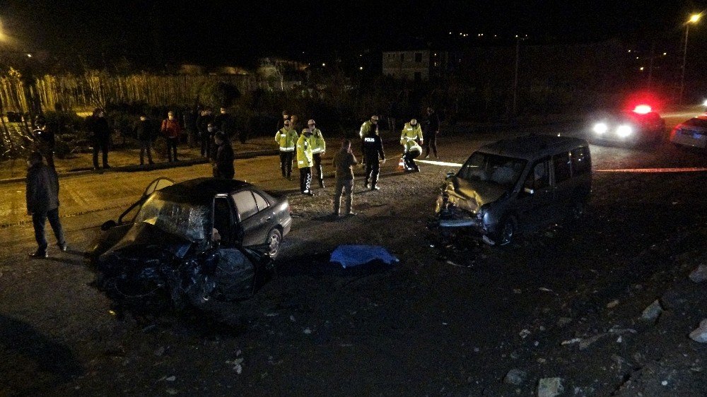 Tokat’ta İki Araç Kafa Kafaya Çarpıştı: 1 Ölü, 1 Ağır Yaralı