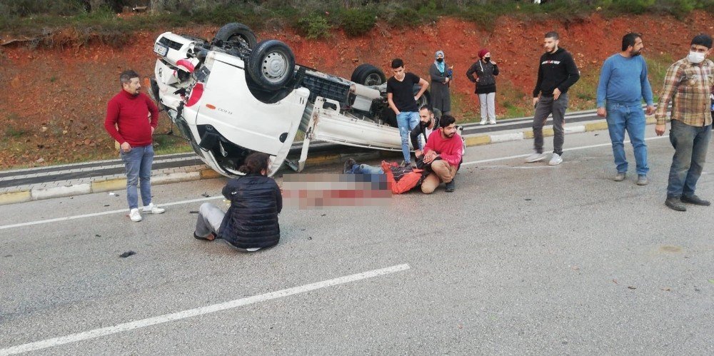 Virajı Alamayan Kamyonet Devrildi: 1’i Ağır 2 Yaralı