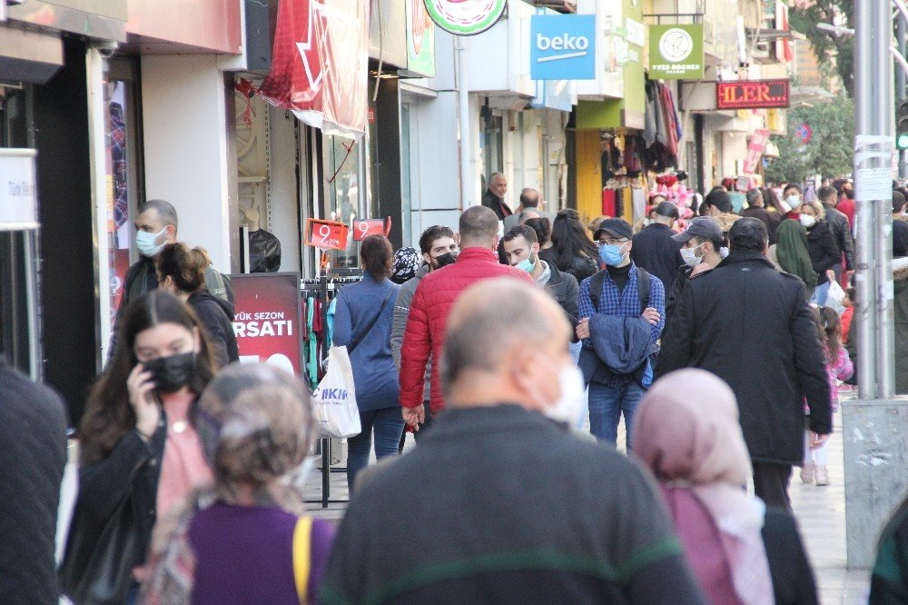 Bakan Koca’nın Sürekli Uyardığı Mersin’de Caddeler Tıklım Tıklım