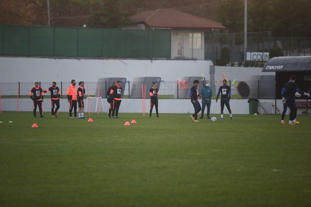 Trabzonsporlu Futbolcular ’ırkçılığa Hayır’ Yazılı Tişörtlerle Antrenmana Çıktı