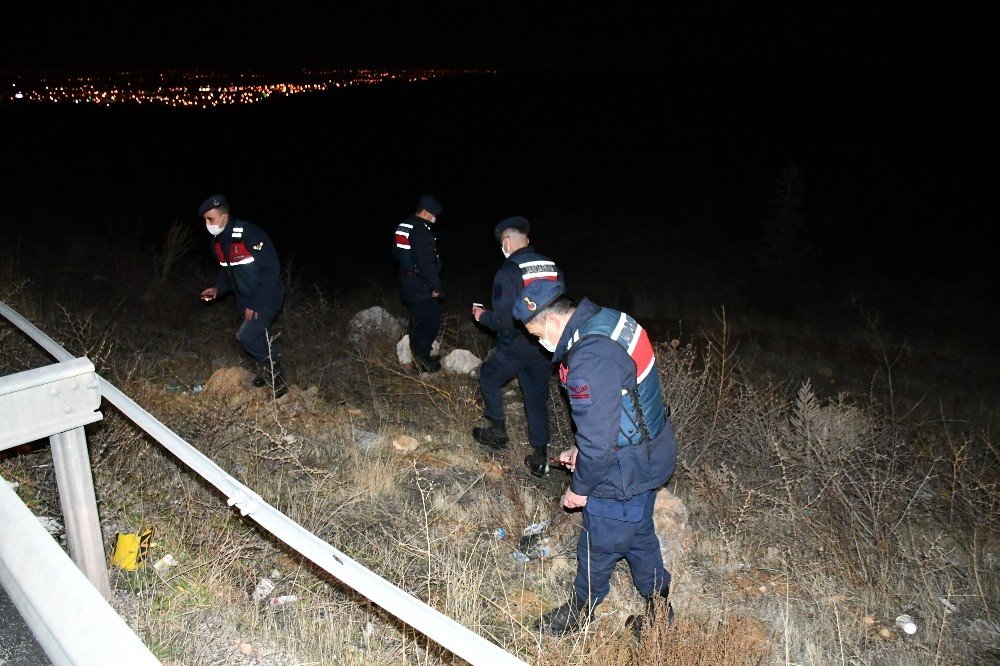 Tüfekten Çıkan Saçmalar Nevşehir Belediye Başkanı Arı’nın Aracına İsabet Etti