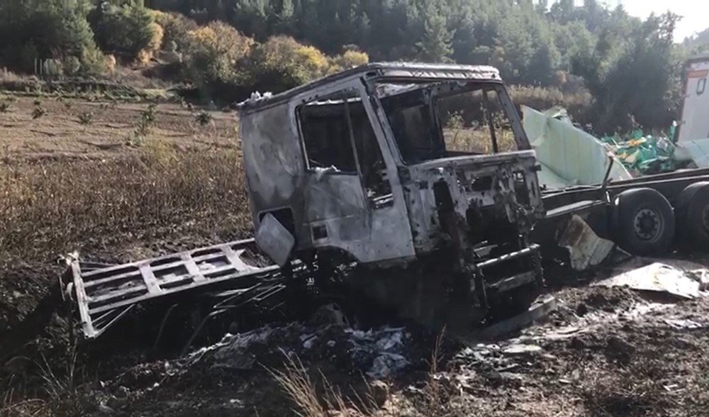 Antalya-ısparta Yolunda Devrilen Sebze Yüklü Tır Alev Alev Yandı