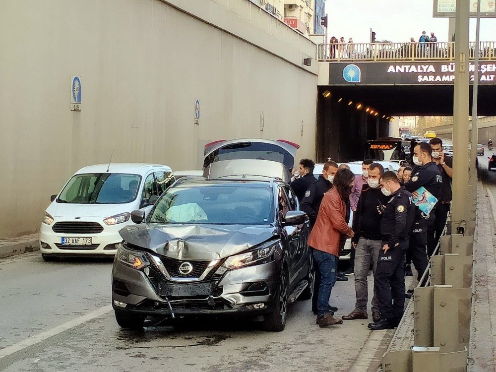 Zincirleme Kazada Sivil Polis Aracı Yandı