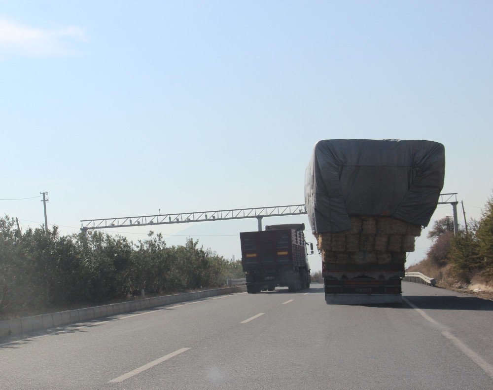 Saman Yüklü Kamyon Adeta Yola Sığmadı