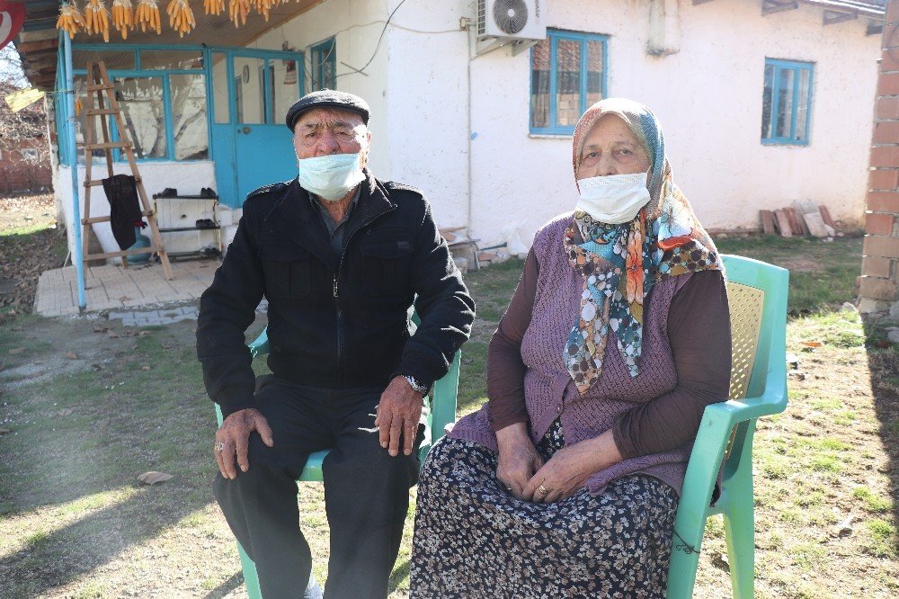 Yaşlı Çiftin Kefen Parasını Bıçak Zoruyla Gasp Etti, Adliyeden Elini Kolunu Sallayarak Çıktı