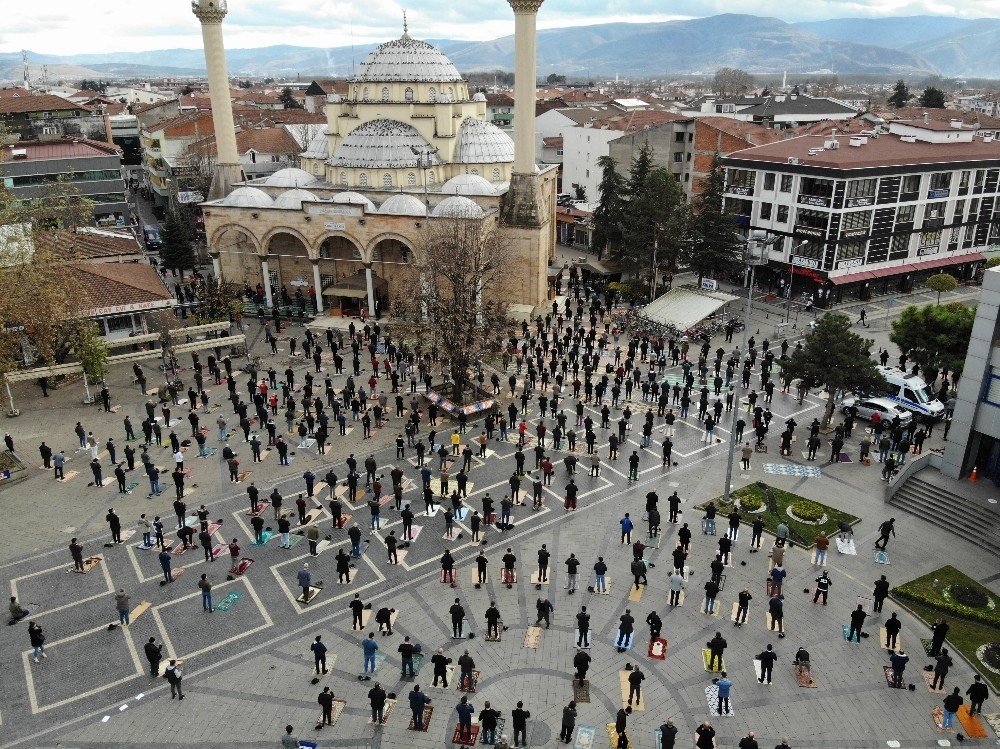 Düzce’de Camilerde Yağmur Duasına Binlerce Kişi Katıldı