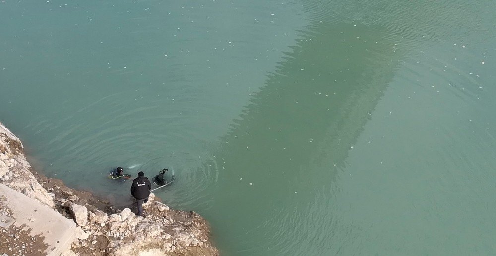 Elazığ’dan Gelen Dalgıç Ekibi Fırat Nehri’nde Arama Yaptı