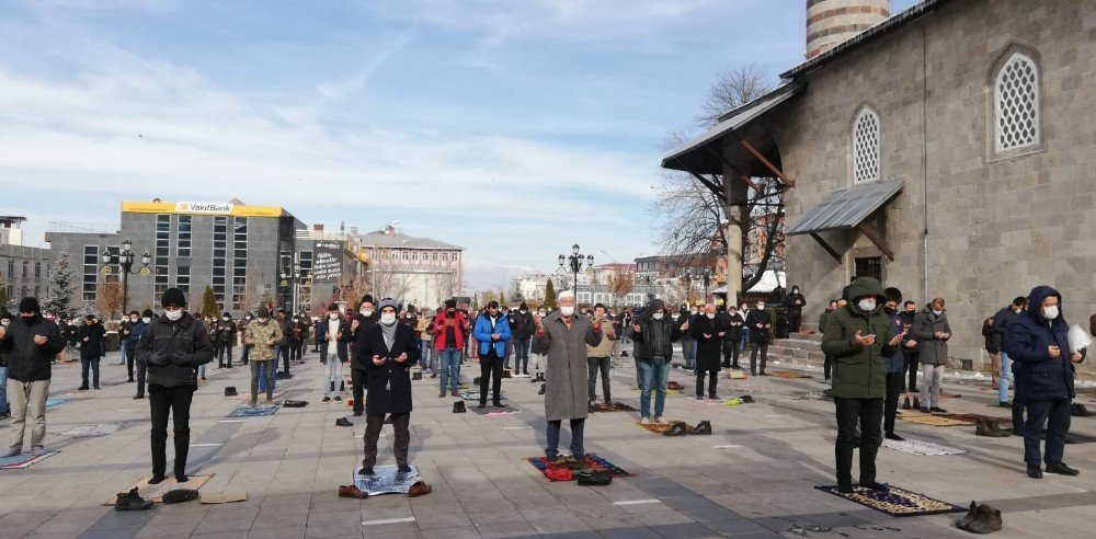 Erzurum'da Cuma Namazı Sonrası Yağmur Duası Edildi