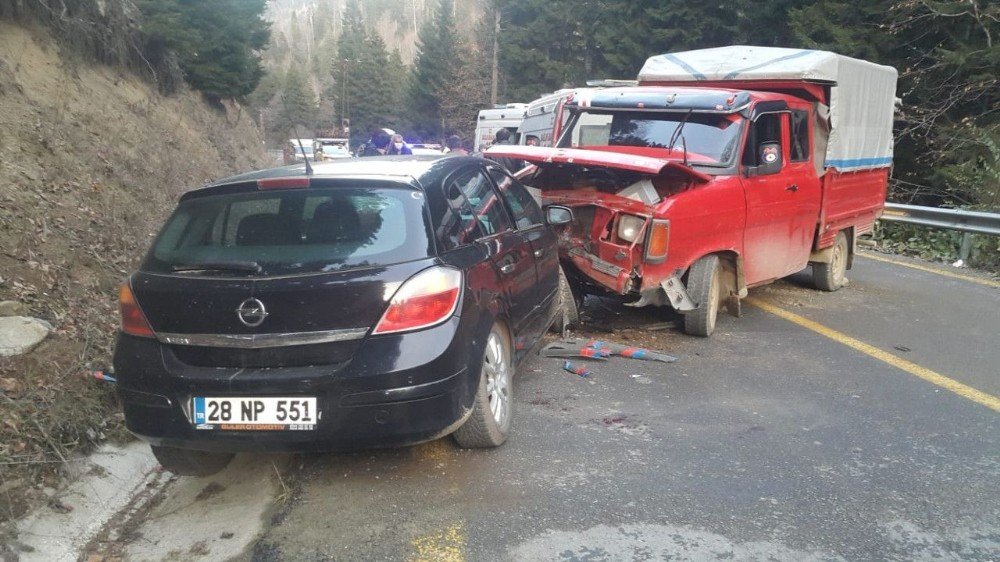 Giresun’da Kamyonet İle Otomobil Çarpıştı: 1 Ölü, 2 Yaralı