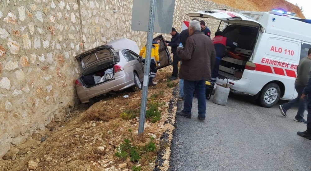 Karaman’da Kontrolden Çıkan Otomobil İstinat Duvarına Çarptı: 5 Yaralı