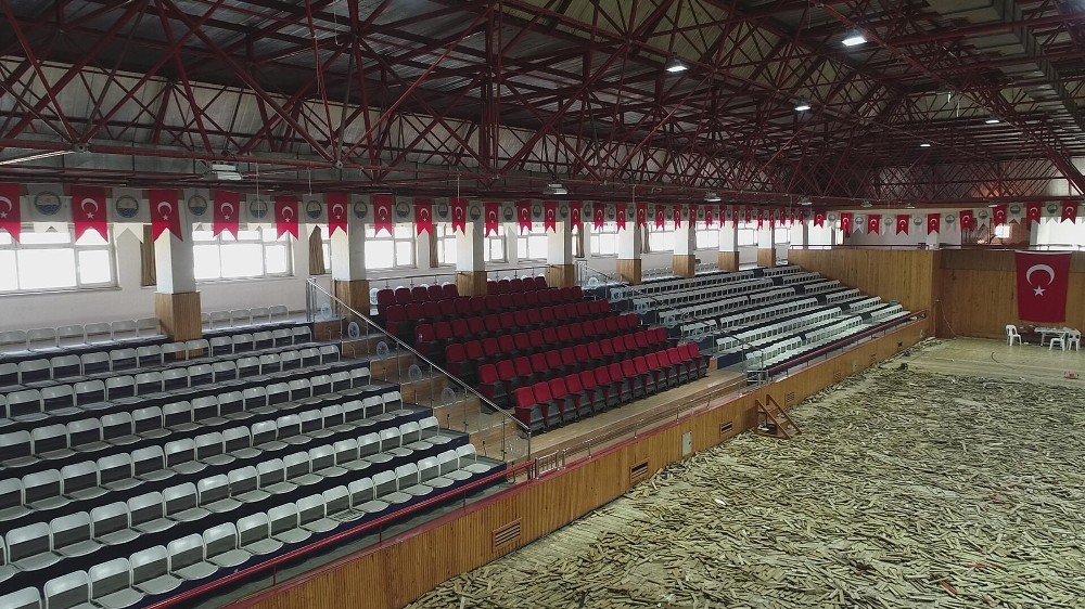 Gölbaşı Belediyesi, Cumhuriyet Kapalı Spor Salonu’nun Tadilat İşlemlerine Başladı