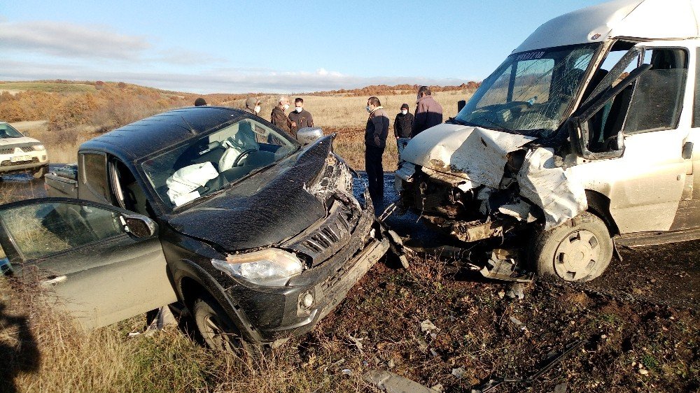 Tekirdağ’da Minibüsle Kamyonet Çarpıştı: 4 Yaralı