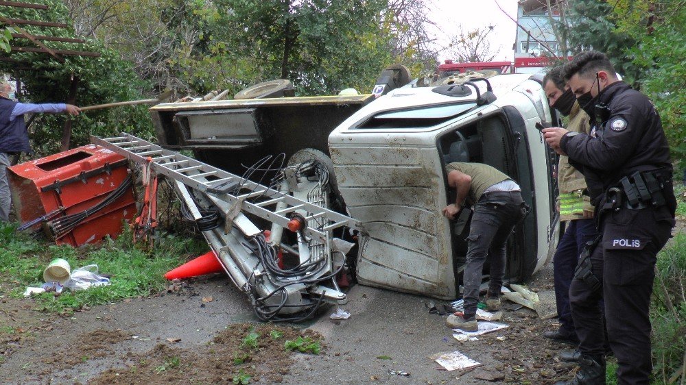 Dik Rampadan Çıkamayan Kamyonet Devrildi: 2 Yaralı