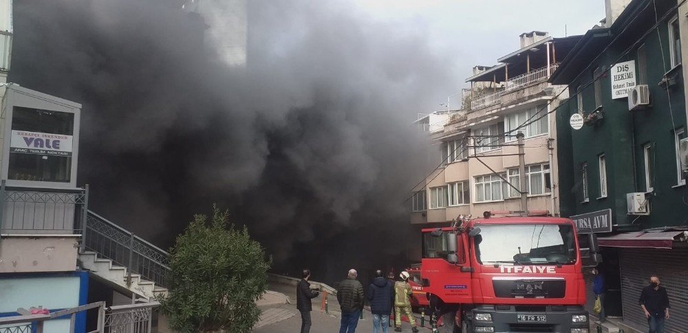 Bursa’da Şehrin Göbeğindeki Alışveriş Merkezinde Yangın Çıktı