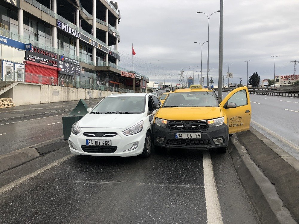 Sürücülerin İnadı Boş Yolda Kazaya Yol Açtı