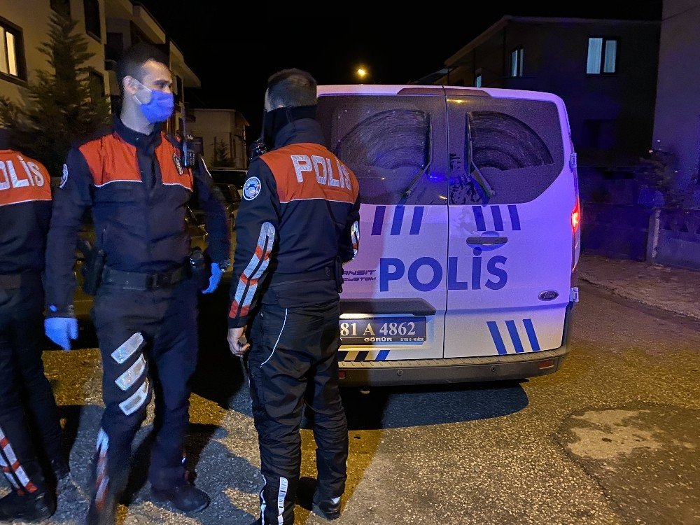 Gözaltına Alınan Şahıs Polis Aracının İçinde Kafesi Yumrukladı