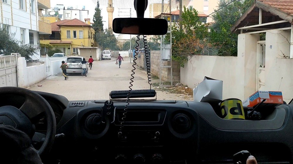 Kısıtlamada Polis Aracını Gören Çocuklar Böyle Kaçtı