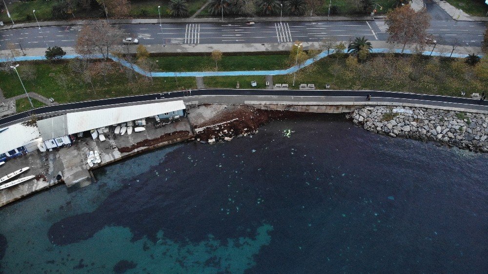 Caddebostan’da İlginç Görüntü: Sahil Kızıla Boyandı