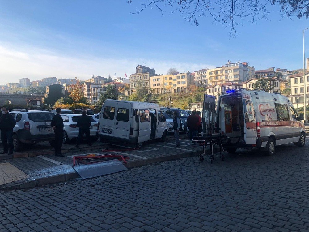 Direksiyon Başında Fenalaşan Sürücü Yayaya Çarptı