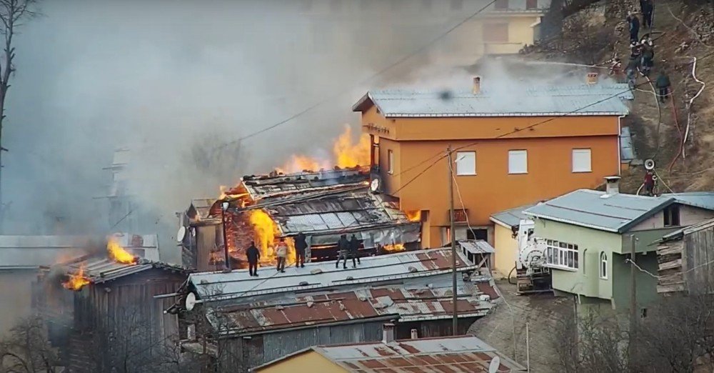 Rize’de Çıkan Yangında 7 Ev Tamamen Yandı