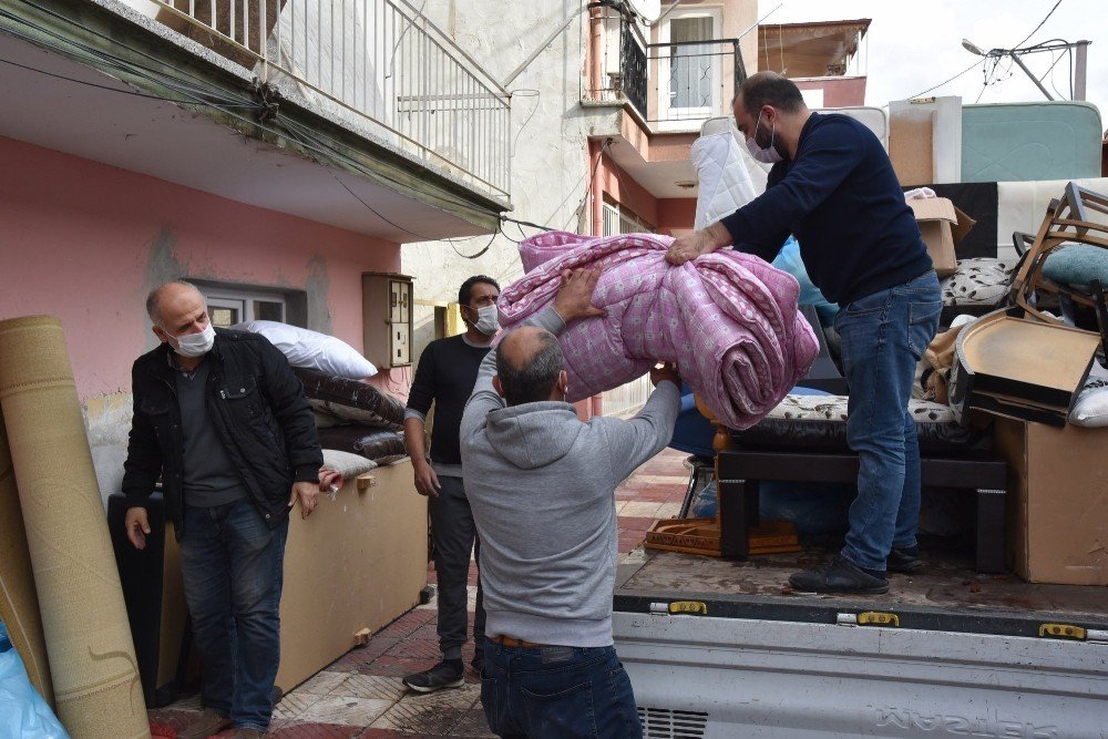 Yunusemre Belediyesi Evi Yanan Aileye Sahip Çıktı