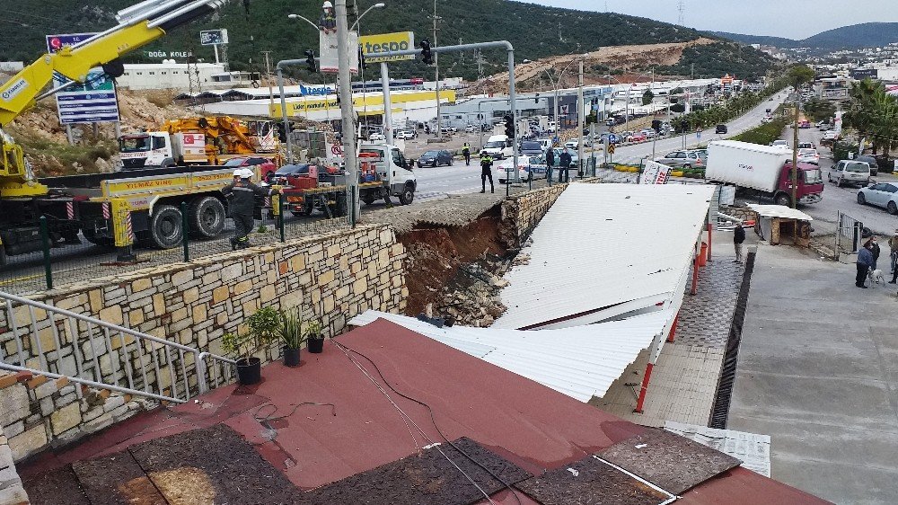 Bodrum’da İstinat Duvarı Yıkıldı Otopark Çöktü