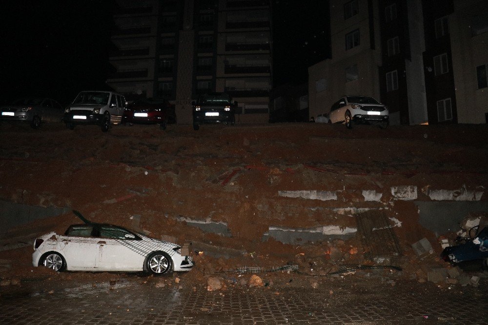 Kahramanmaraş’ta İstinat Duvarı Çöktü: 3 Araç Zarar Gördü