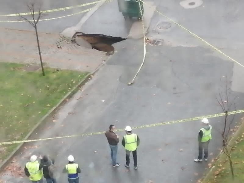 Kocaeli’de Göçük Oluşan Cadde Trafiğe Kapatıldı