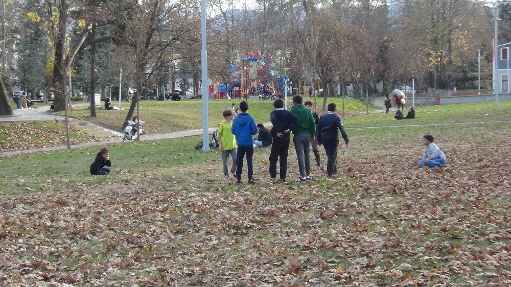 Kamerayı Görünce Çil Yavrusu Gibi Dağıldılar