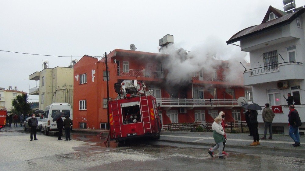 Lojman Olarak Kullanılan Binadaki Yangın Korkuttu