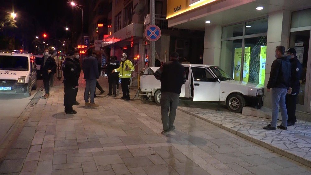 Sokağa Çıkma Kısıtlamasında Polisin “dur” İhtarına Uymadı, Kaçarken Bankaya Daldı